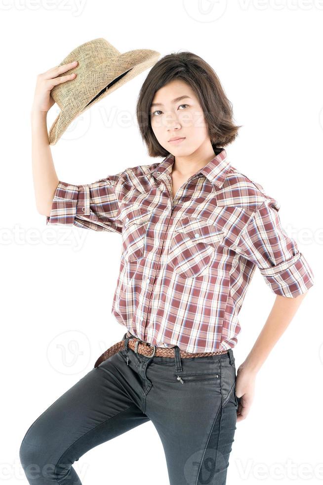 jong vrouw in een cowboy hoed en plaid overhemd met hand- Aan haar hoed foto