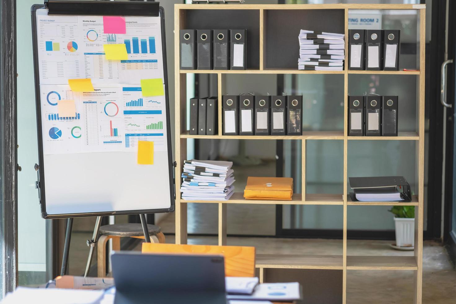 kantoor kamer voor bedrijf mensen met blocnotes, grafieken, en laptop computers voor werk bestanden gebruikt naar beheren werk voor klanten. bedrijf idee foto