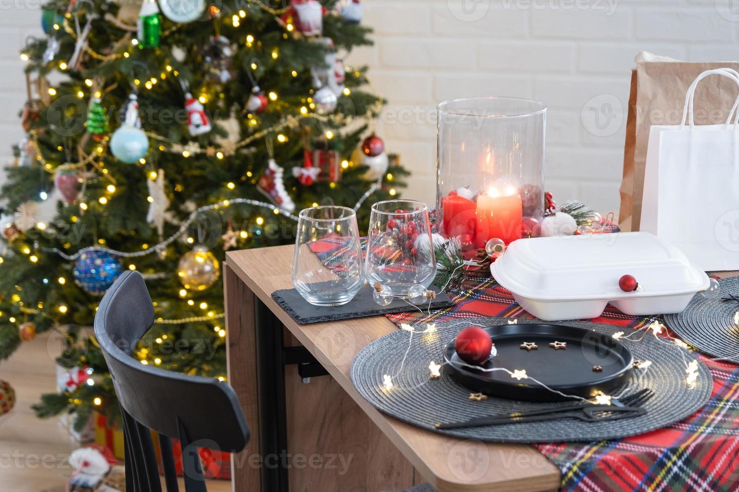 voedsel levering onderhoud containers Aan tafel, feestelijk geserveerd voor de viering van Kerstmis en nieuw jaar. serviesgoed en loft-stijl decor. besparing tijd, heet bestellen, beschikbaar plastic doos. bespotten omhoog foto