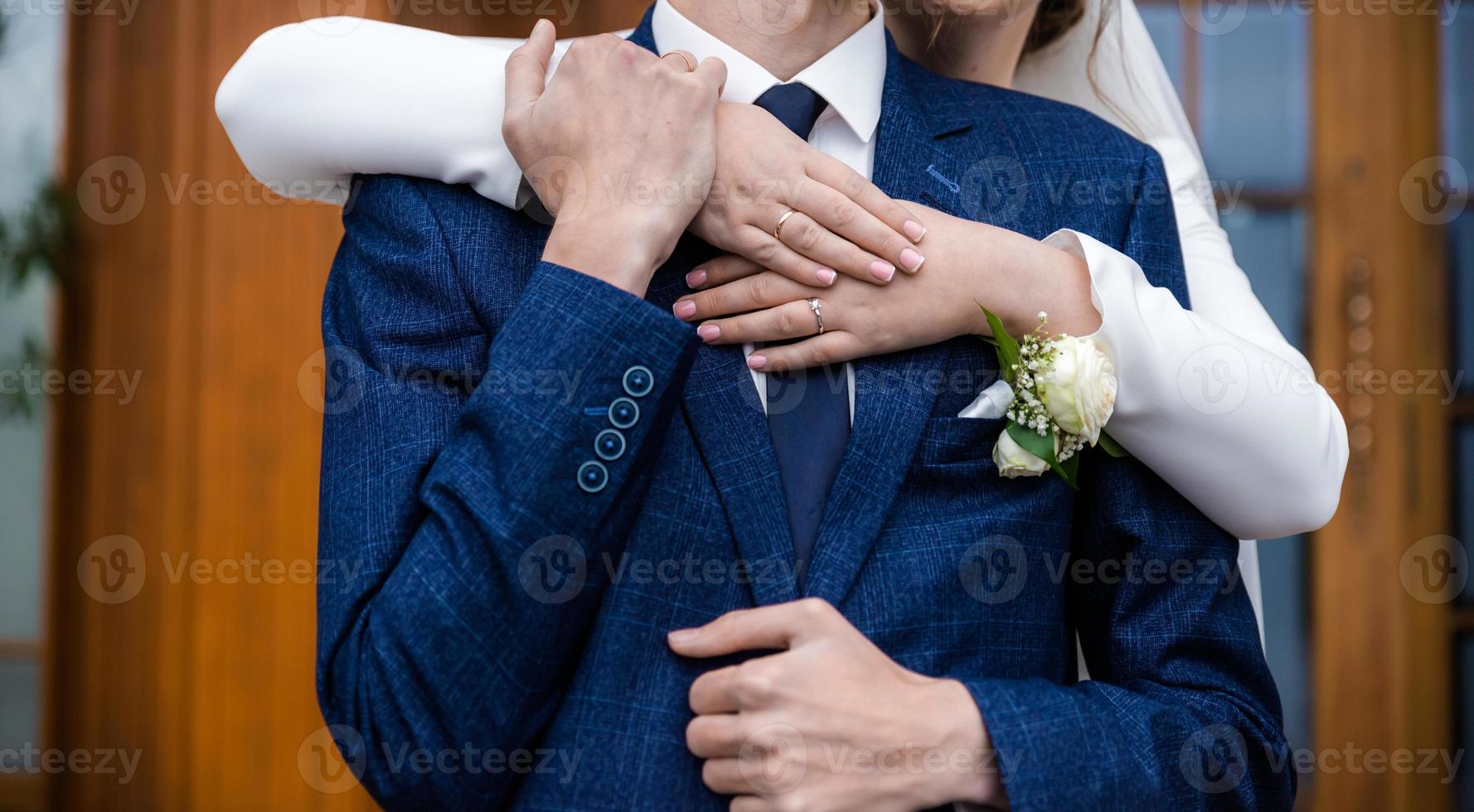 handen van bruid en bruidegom met ringen. bruid en bruidegom in een cafe. bruiloft boeket tafel. bruid en bruidegom houden elk die van anderen handen. bruiloft ringen. liefhebbend paar in een cafe. heet thee voor geliefden foto