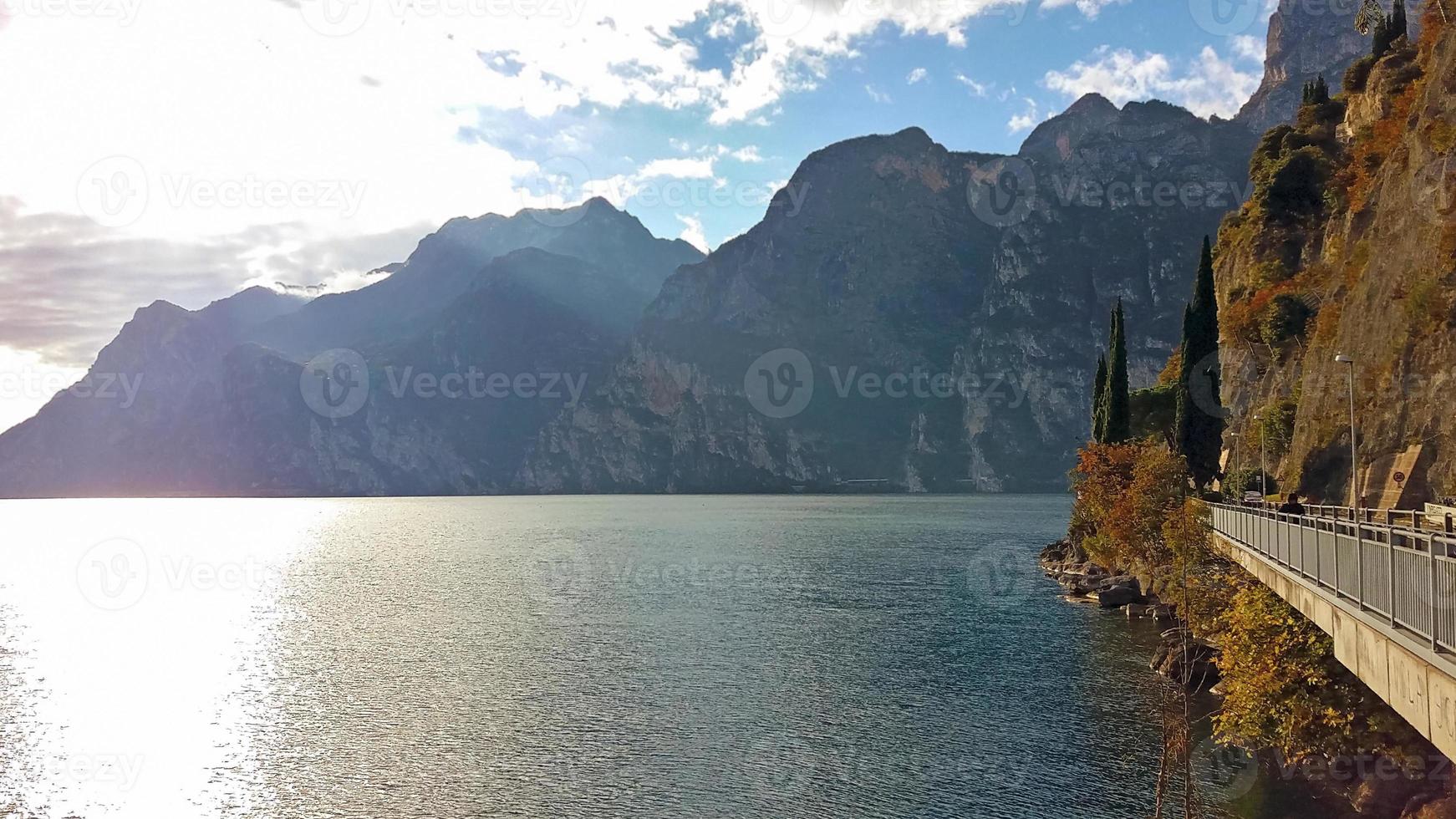 berg meer en weg in herfst foto