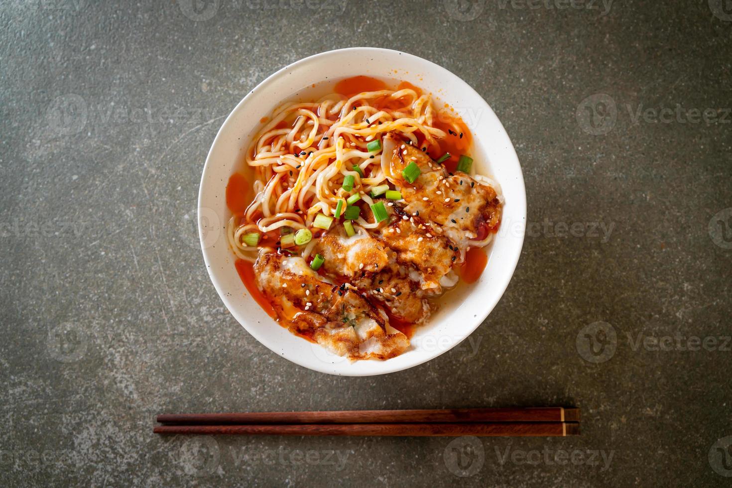 ramen noodles met gyoza of dumplings van varkensvlees foto