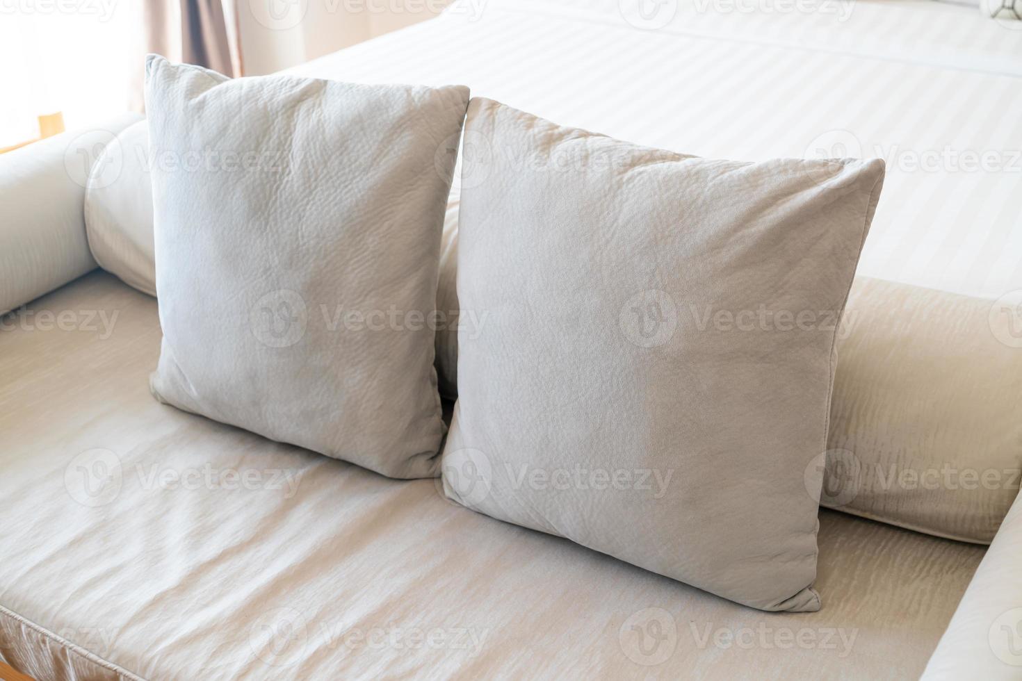 comfortabel kussens Aan einde van bed sofa foto