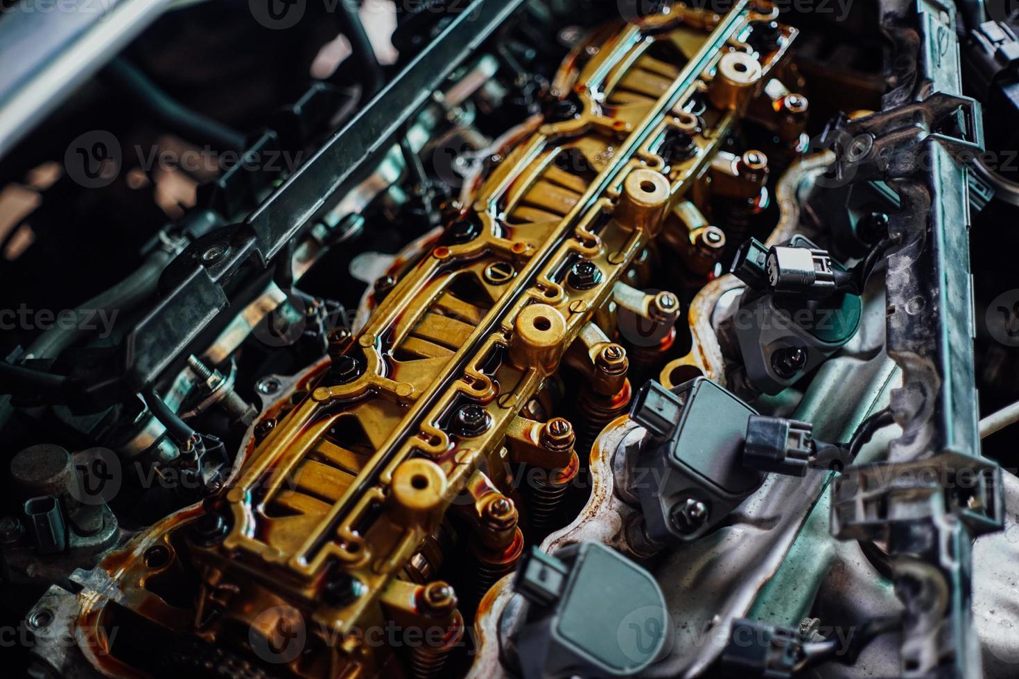 auto monteur gebruik makend van voeler peilen reeks de auto ventiel. meten klep opruiming met klepstoter voeler peilen reeks foto