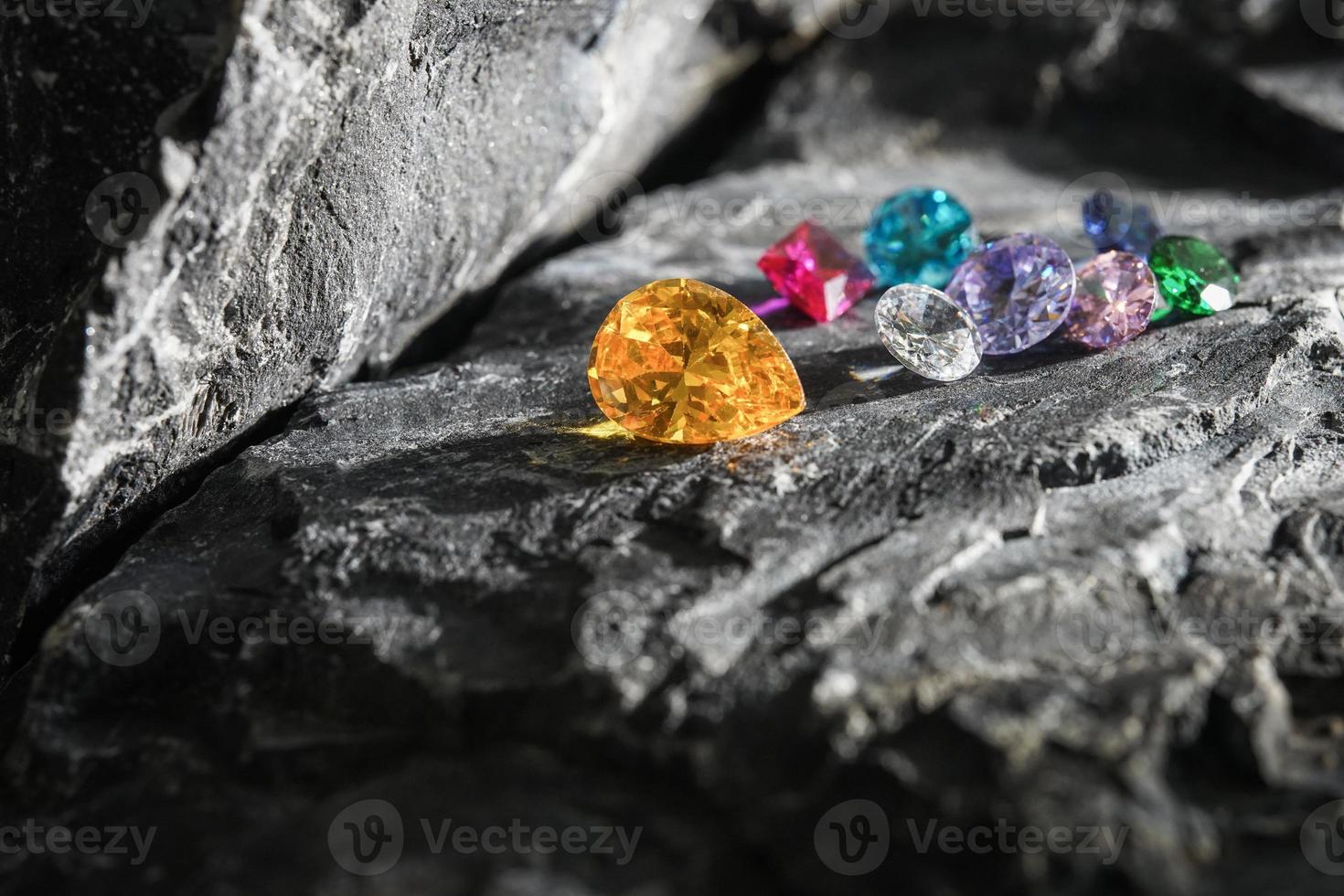 natuurlijke saffier edelsteen, juweel of edelstenen op zwarte glanskleur, verzameling van veel verschillende natuurlijke edelstenen amethist, foto