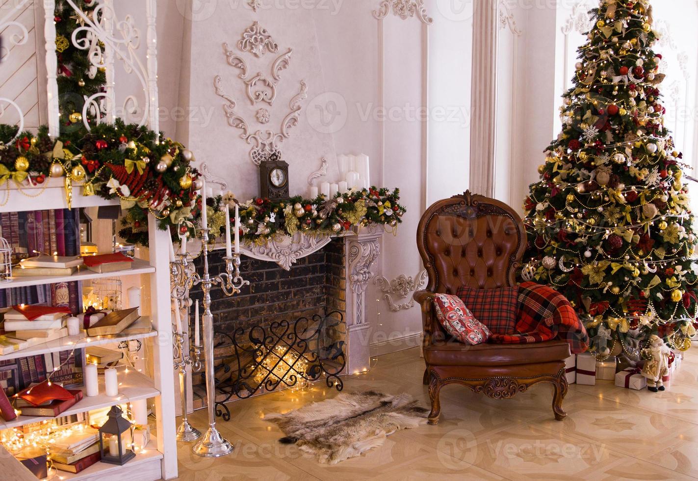 klassiek interieur kamer versierd in Kerstmis stijl met Kerstmis boom. foto