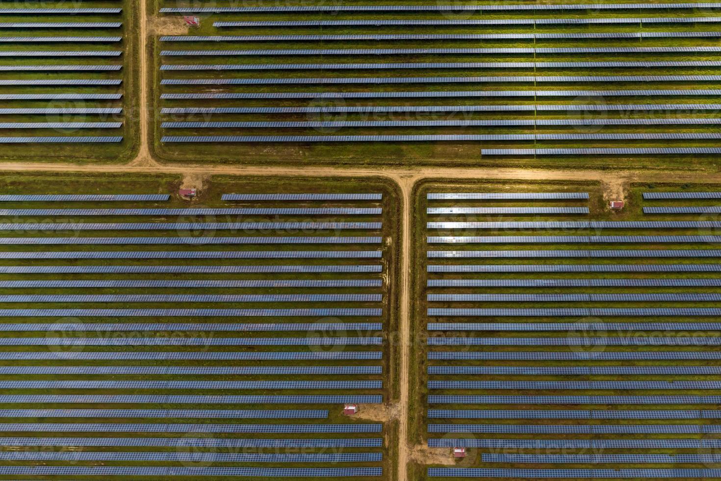 antenne visie Aan reusachtig boerderij veld- van rijen van zonne- panelen. hernieuwbaar zonne- energie. foto