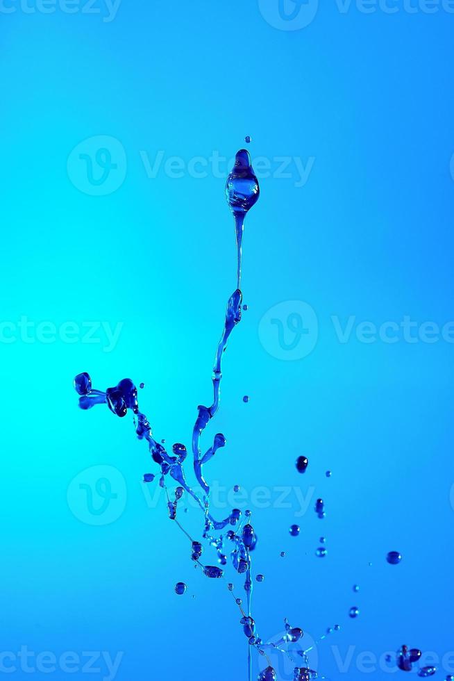 abstract achtergrond van een plons van gekleurde water, botsing van gekleurde druppels vallend naar elk ander. foto