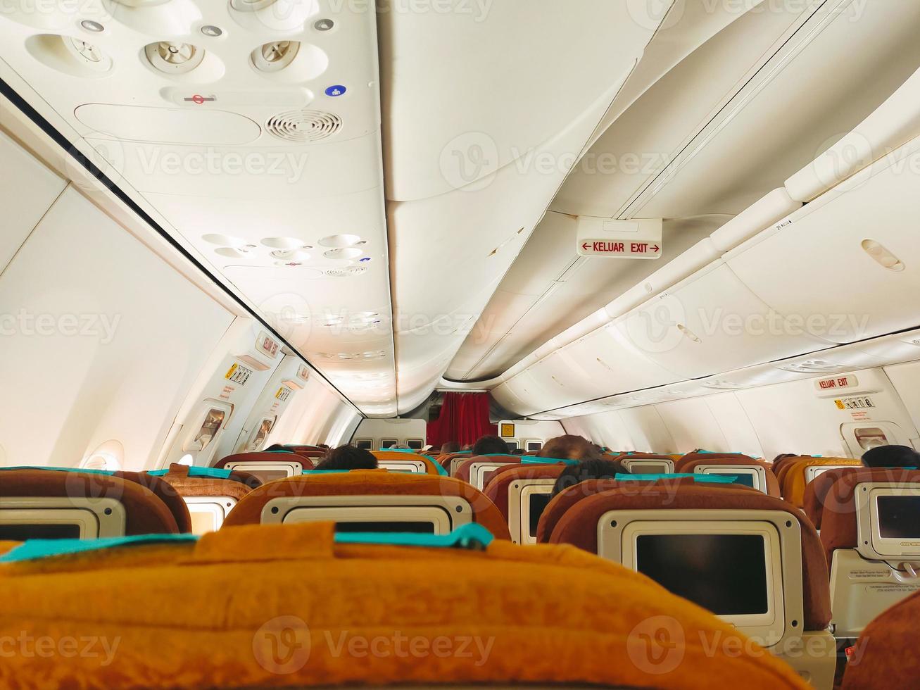visie van passagier stoel in de reclame vliegmaatschappij cabine. foto