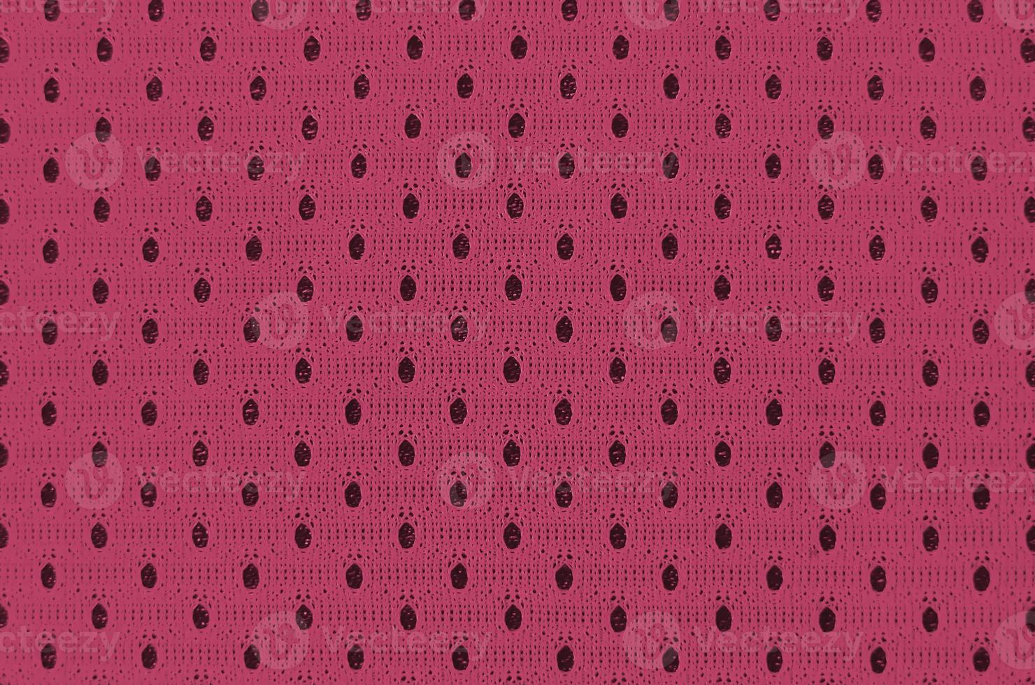 sport kleding kleding stof structuur achtergrond. top visie van kleding textiel oppervlak. beeld afgezwakt in viva magenta, kleur van de 2023 jaar foto