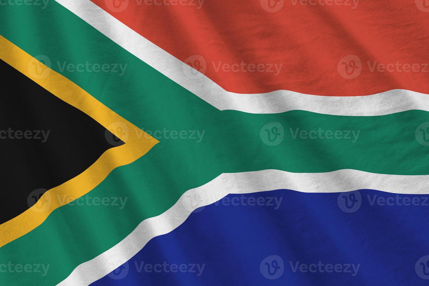 zuiden Afrika vlag met groot vouwen golvend dichtbij omhoog onder de studio licht binnenshuis. de officieel symbolen en kleuren in banier foto