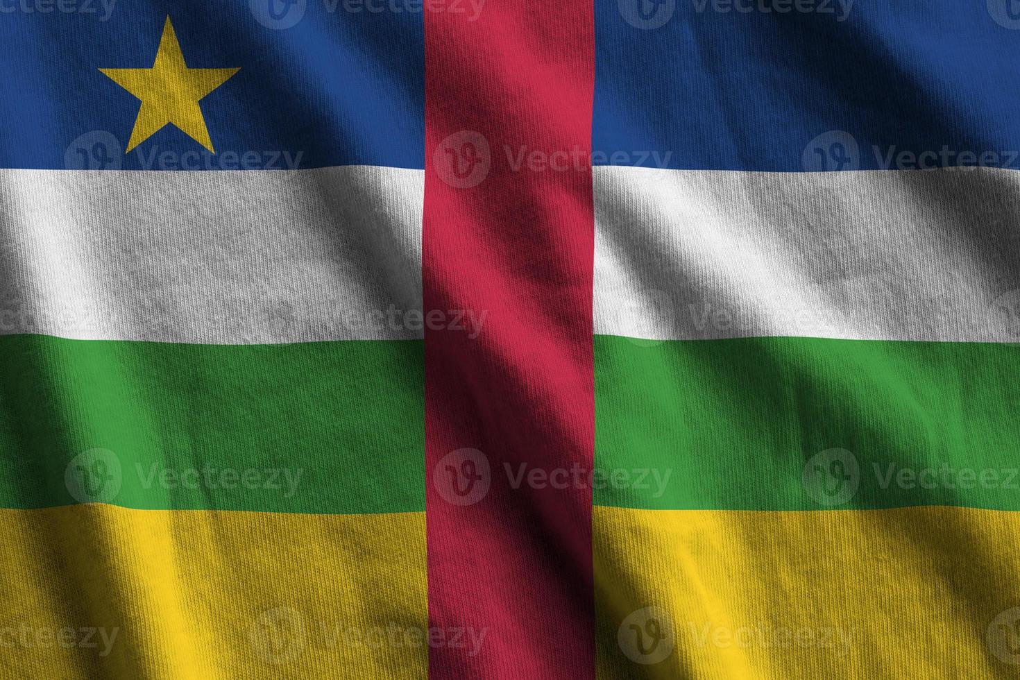 centraal Afrikaanse republiek vlag met groot vouwen golvend dichtbij omhoog onder de studio licht binnenshuis. de officieel symbolen en kleuren in banier foto