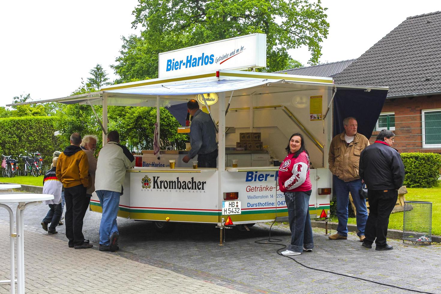 lehe bremerhaven Duitsland 2010 Duitse viering met braadworst rooster en bier staan in duitsland. foto