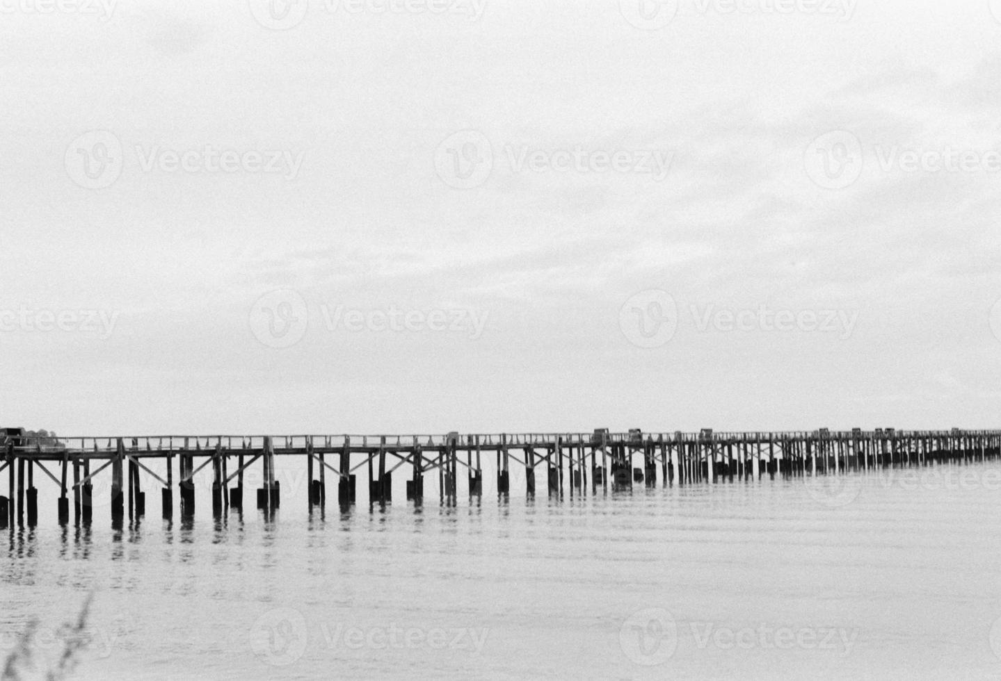 zwart en wit beeld van een visvangst pier genomen met een film camera foto