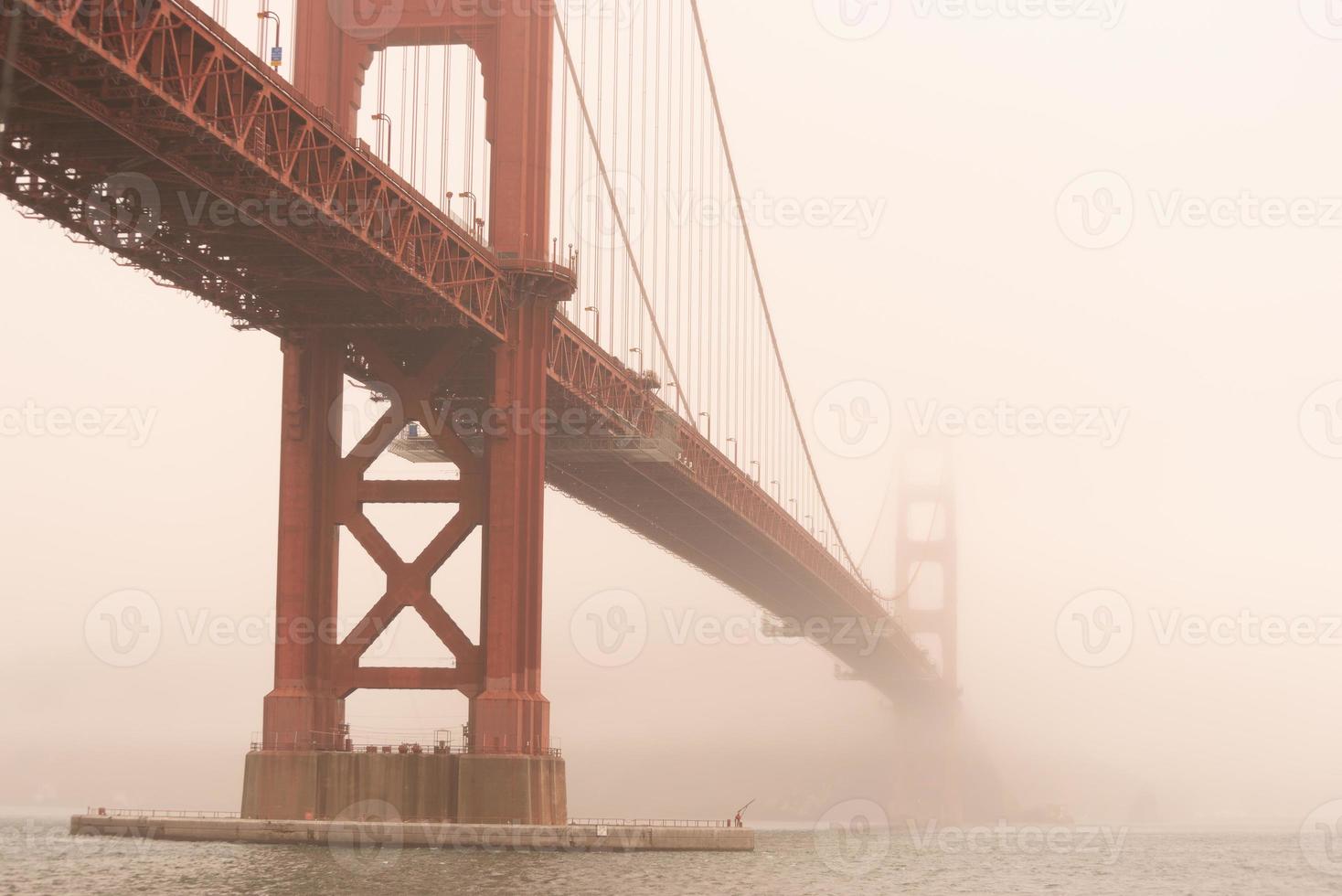 gouden poort brug Aan een bewolkt ochtend- foto