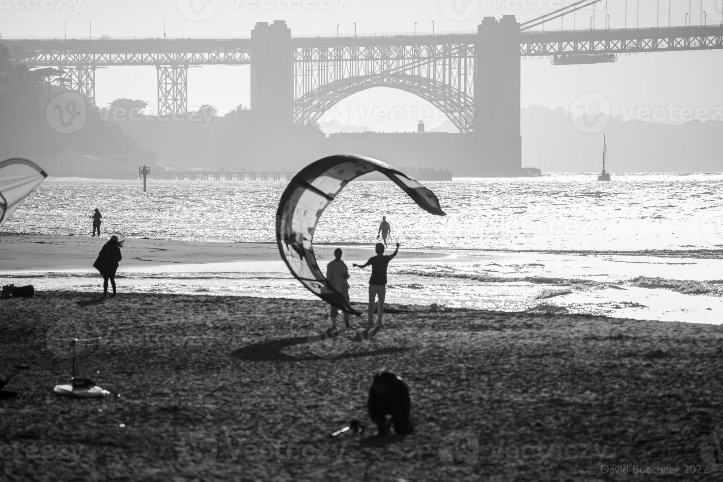 vlieger Aan een strand spiegels de kromme in de gouden poort brug foto