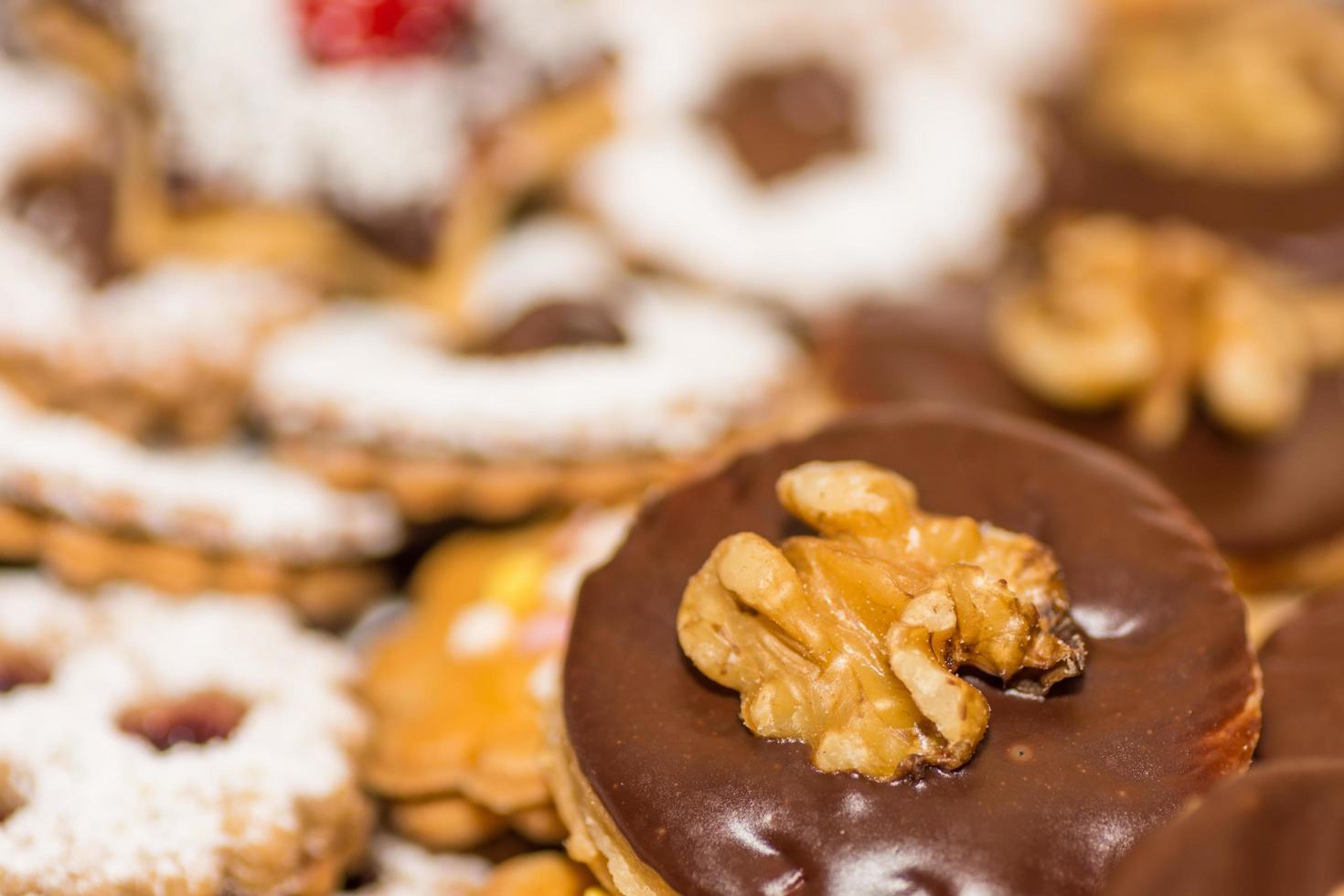 smakelijk Kerstmis koekjes met chocola en noten detail visie foto