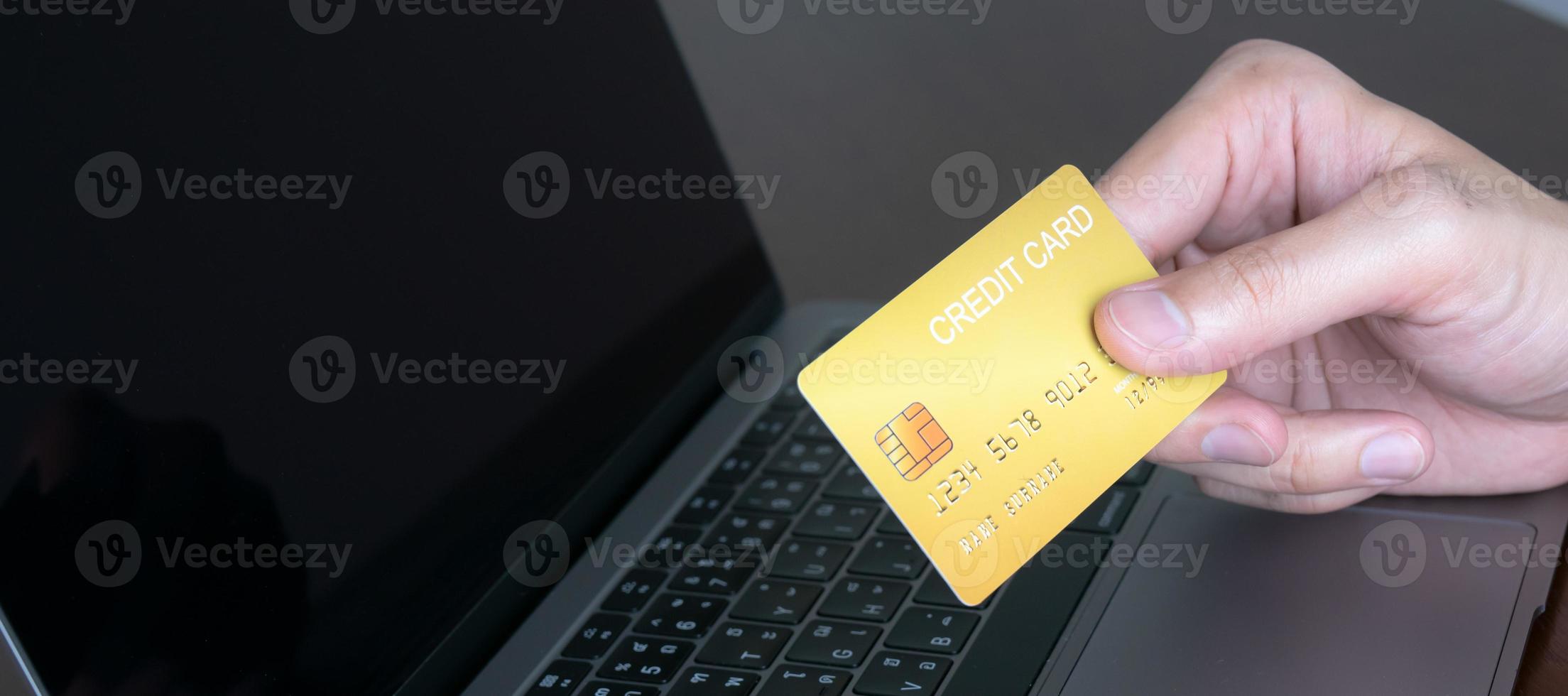 handen Holding credit kaart en gebruik makend van laptop of mobiel, online winkelen, e-commerce, internet bankieren, uitgeven geld, werken van huis concept foto