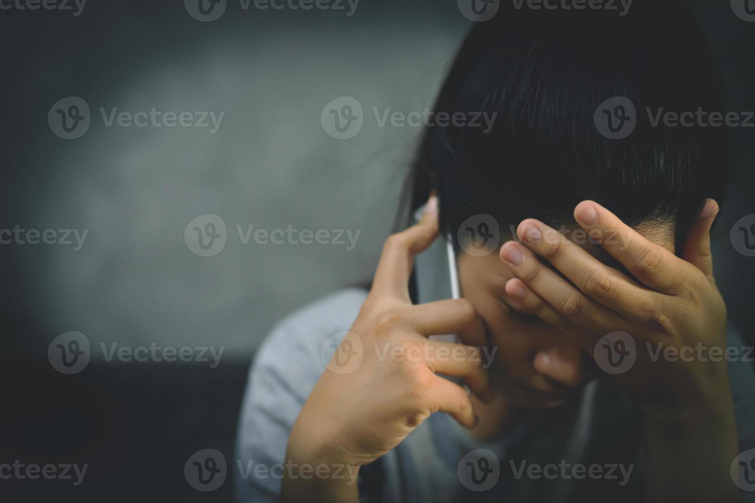 vrouw verdrietig, kapot gegaan omhoog met vriend, werkloos, teleurgesteld foto