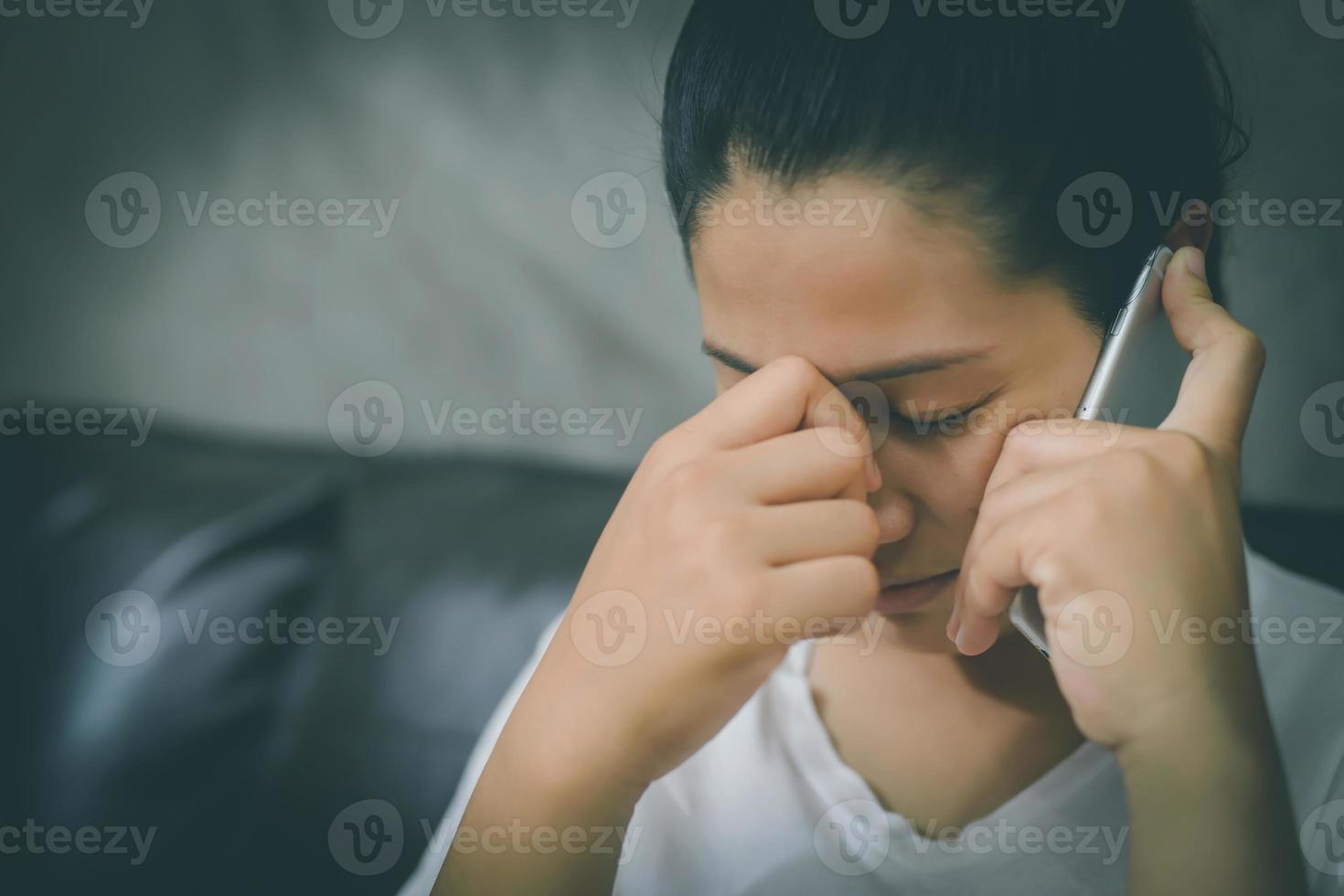 vrouw verdrietig, kapot gegaan omhoog met vriend, werkloos, teleurgesteld foto