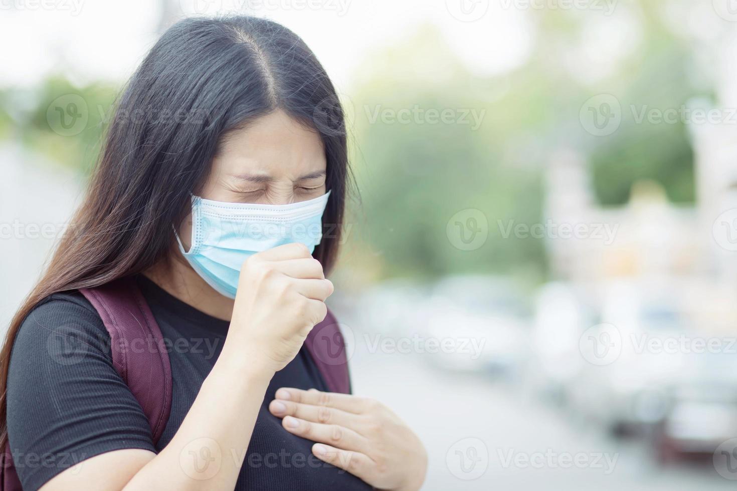 Dames beschermen zich door vervelend een masker naar voorkomen de virus. covid 19 foto