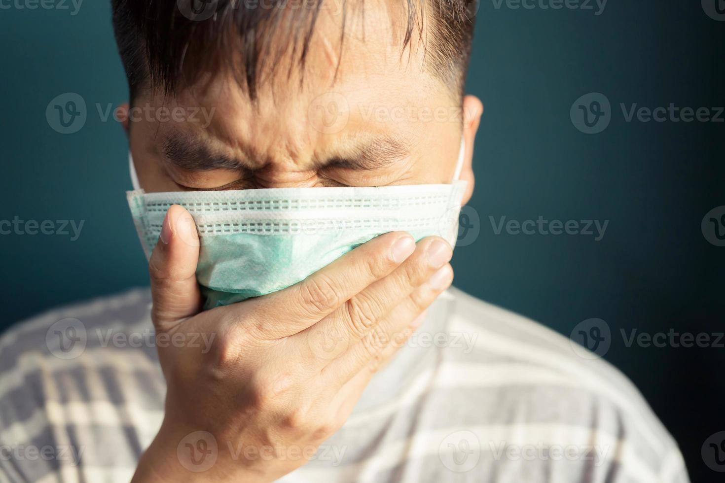 mannen slijtage maskers naar beschermen hen van de virus, covid 19 en batterijen. foto