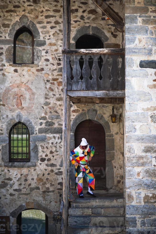 de masker van arlechino. Aan de trap van de huis foto