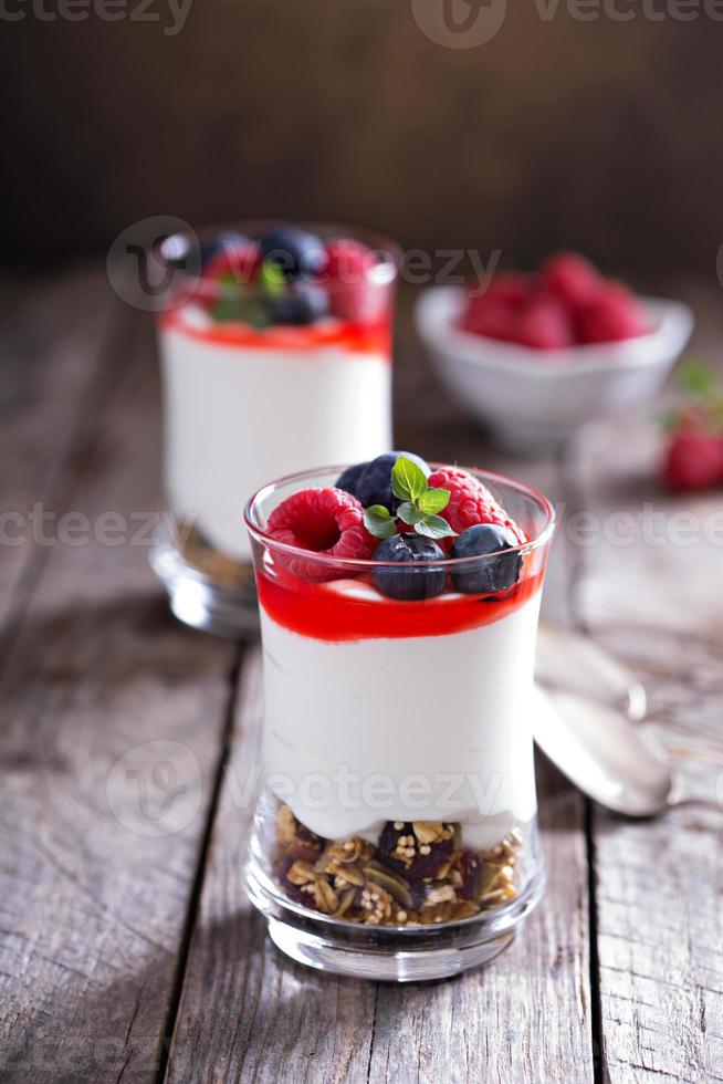 yoghurt en BES toetje in klein bril foto