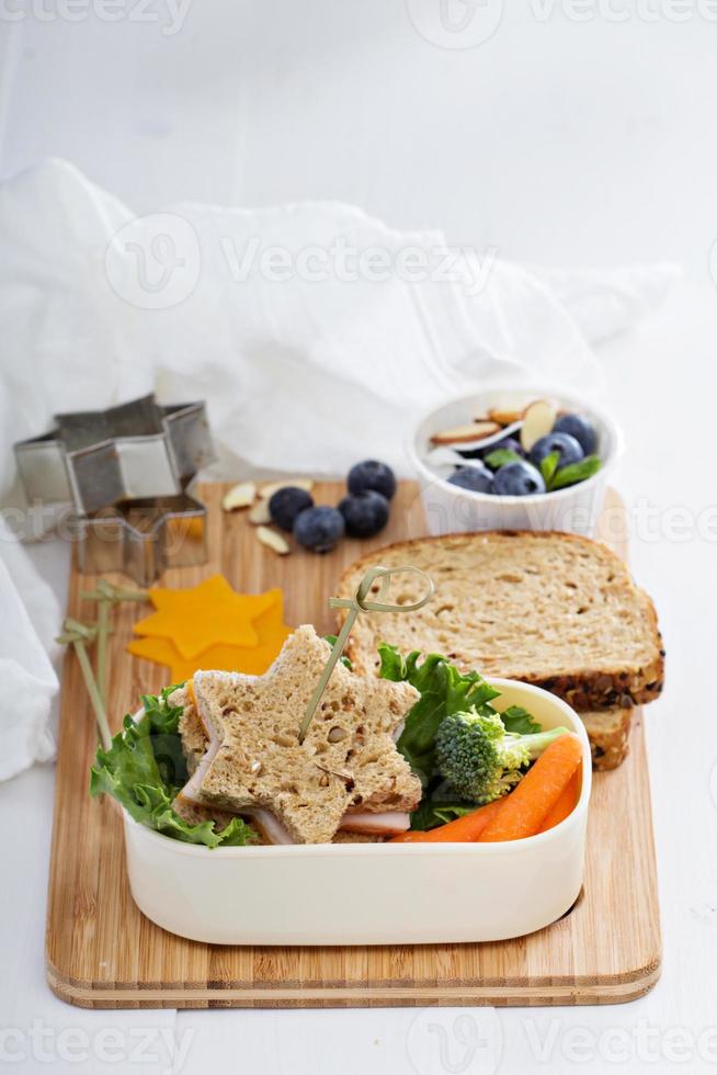 lunchbox met sandwich en salade foto