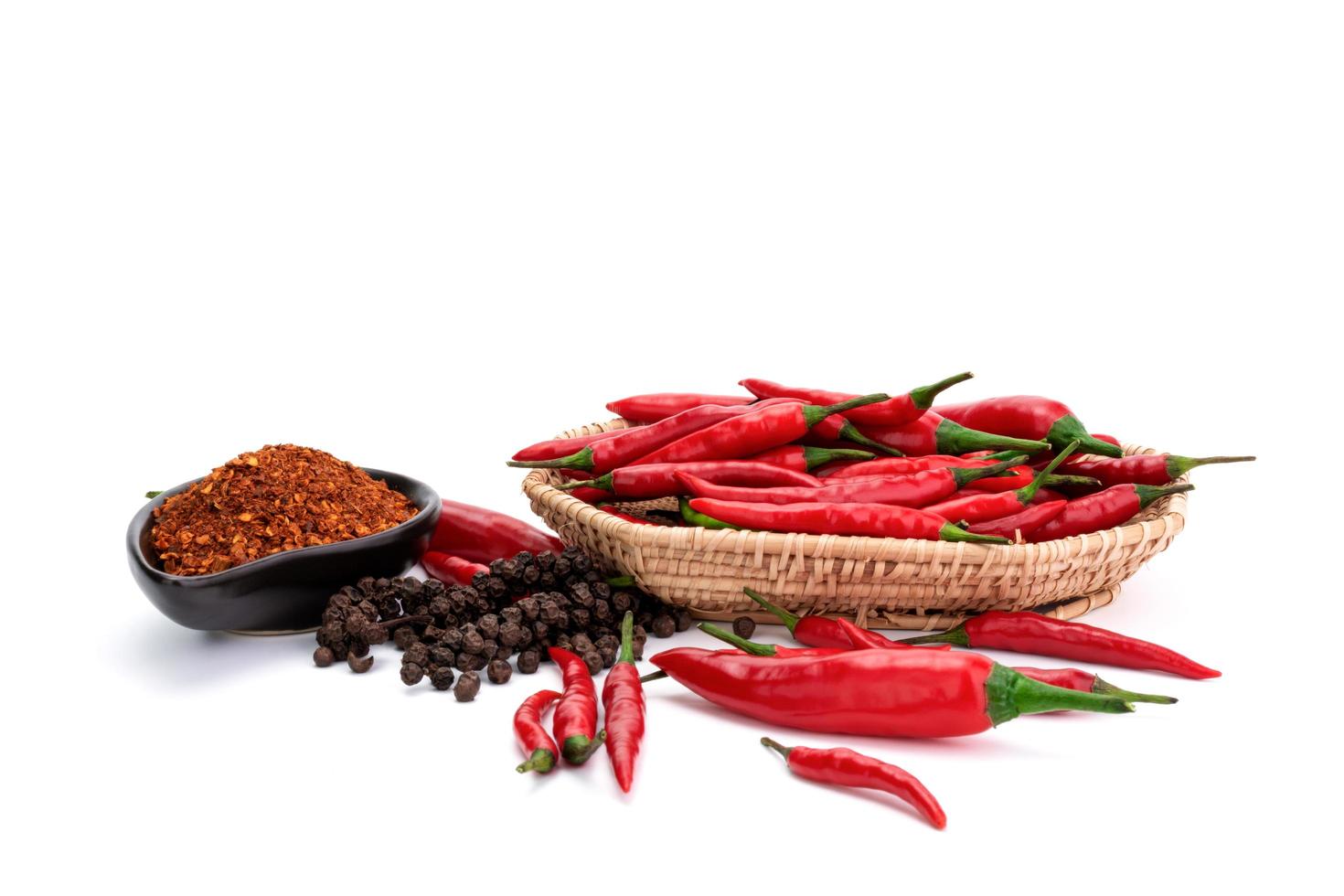 vers Chili paprika's geïsoleerd Aan wit achtergrond. vers rood pepers Chili paprika's paprika Mexicaans specerijen pittig specerijen gezond biologisch voedsel Koken in de keuken foto