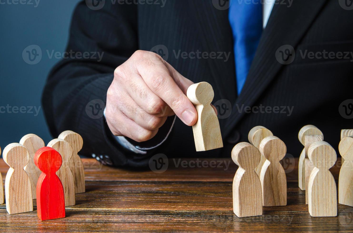 de zakenman assembleert een team van de gepresenteerd kandidaten. personeel en menselijk hulpbron beheer. team gebouw. personeel, rekruteren en opleiding arbeiders. werkgelegenheid. personeel selectie. foto