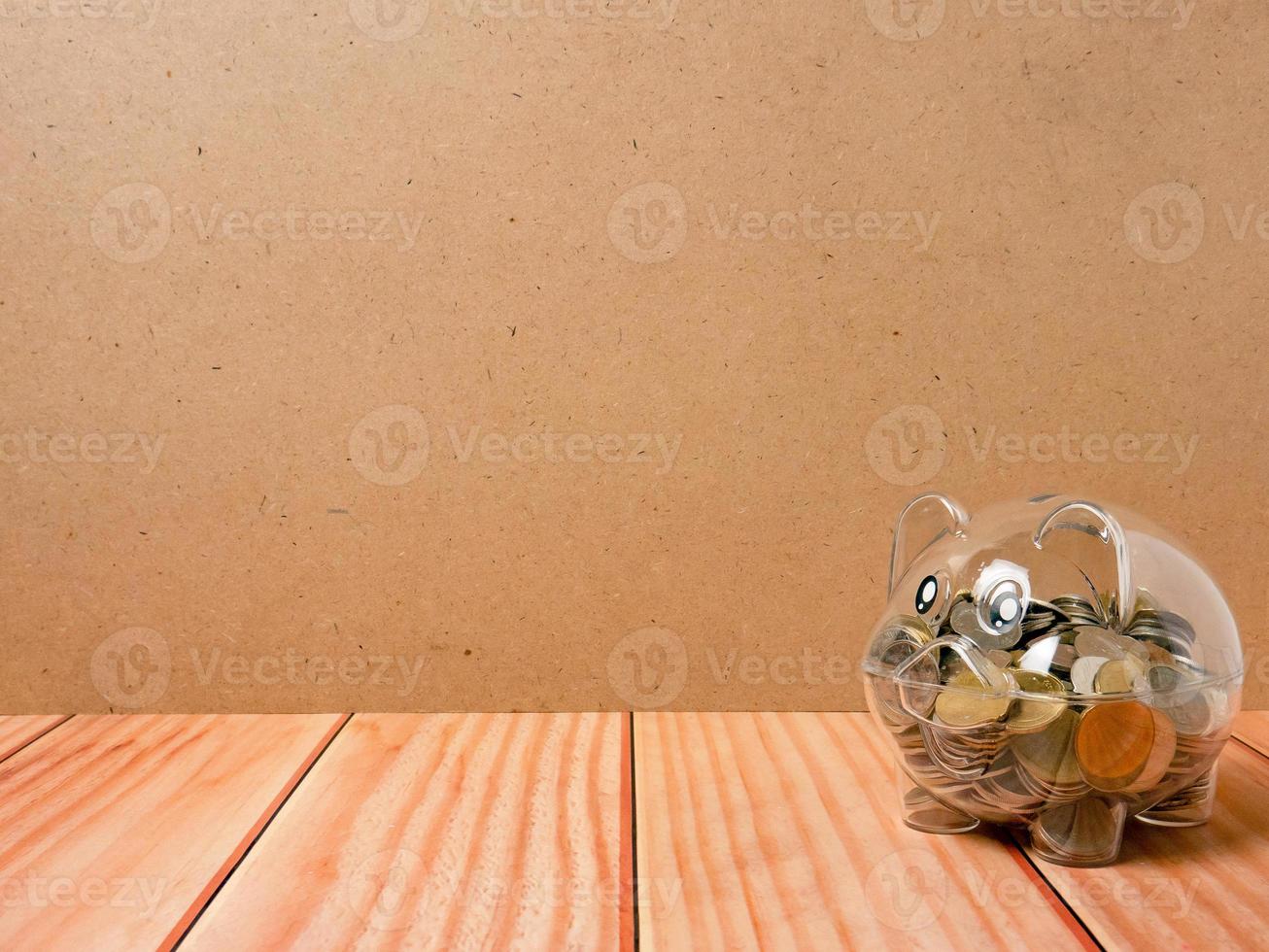 de varkentje bank Aan hout tafel voor verdienen of besparing concept foto