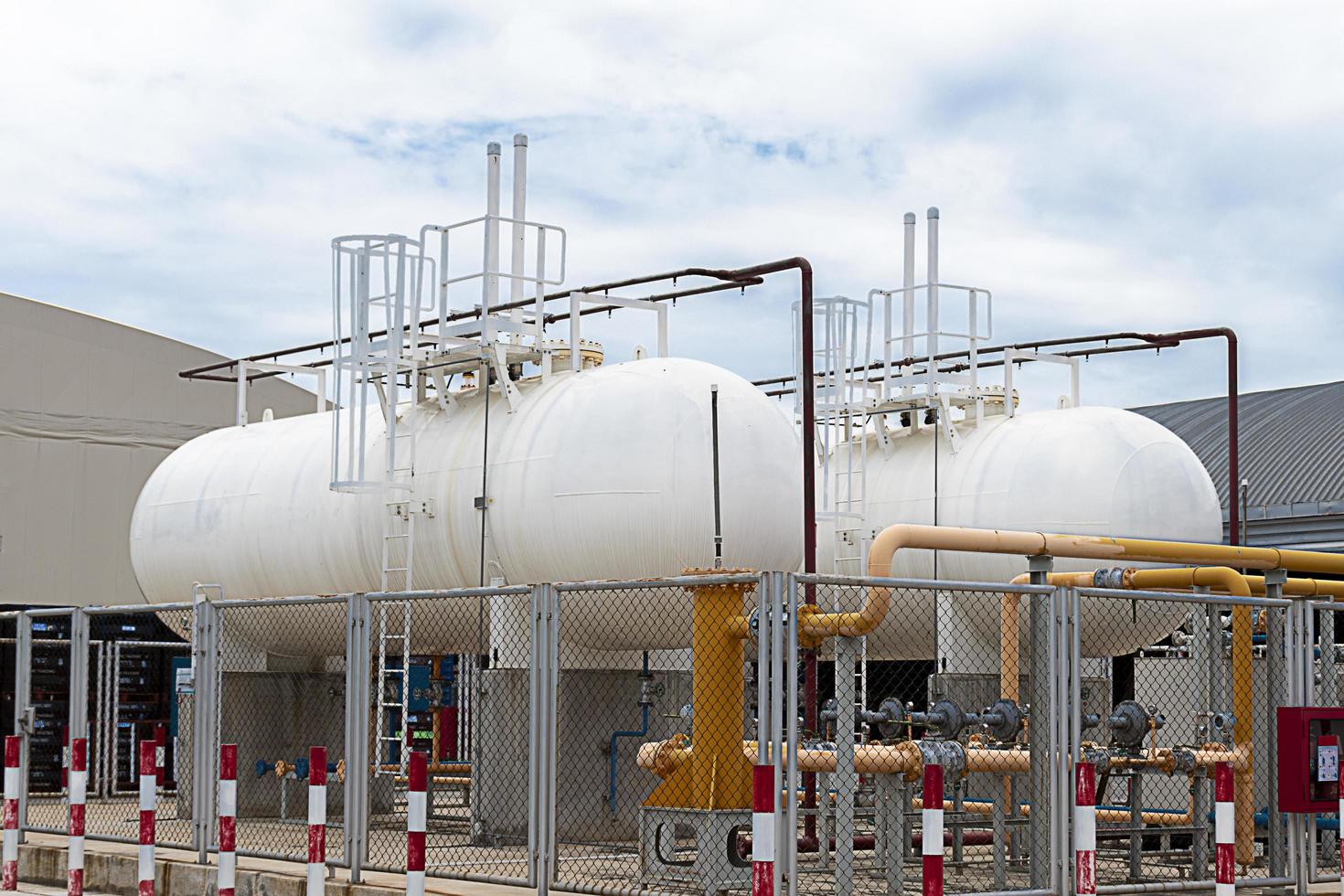 twee wit brandstof olie tanks zijn gebruikt voor industrieel planten. foto