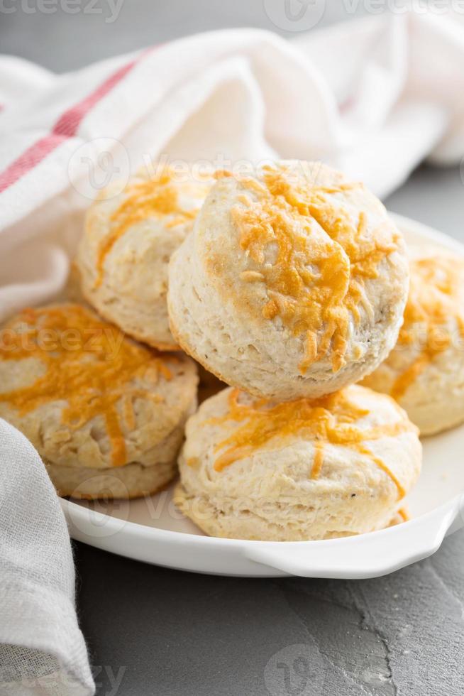 eigengemaakt karnemelk biscuits met Cheddar kaas foto