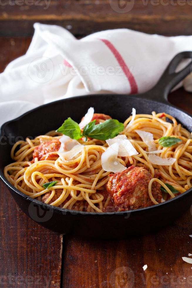 spaghetti met kalkoengehaktballetjes foto