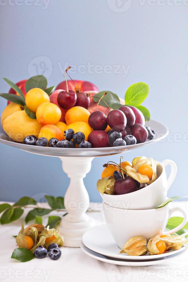 zomer fruit Aan de tafel foto