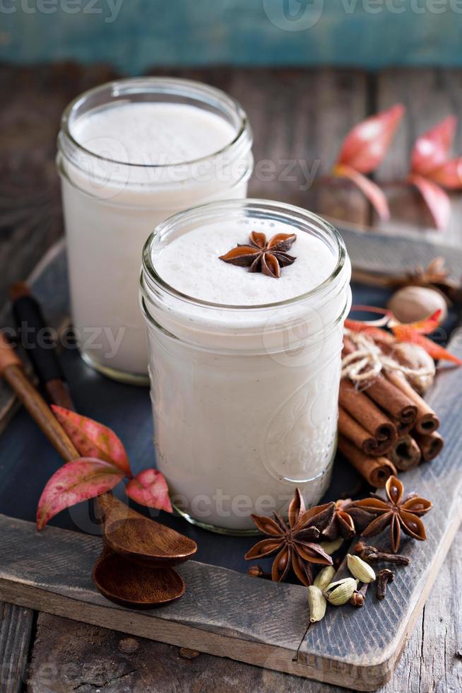 warm schuimig melk met specerijen foto