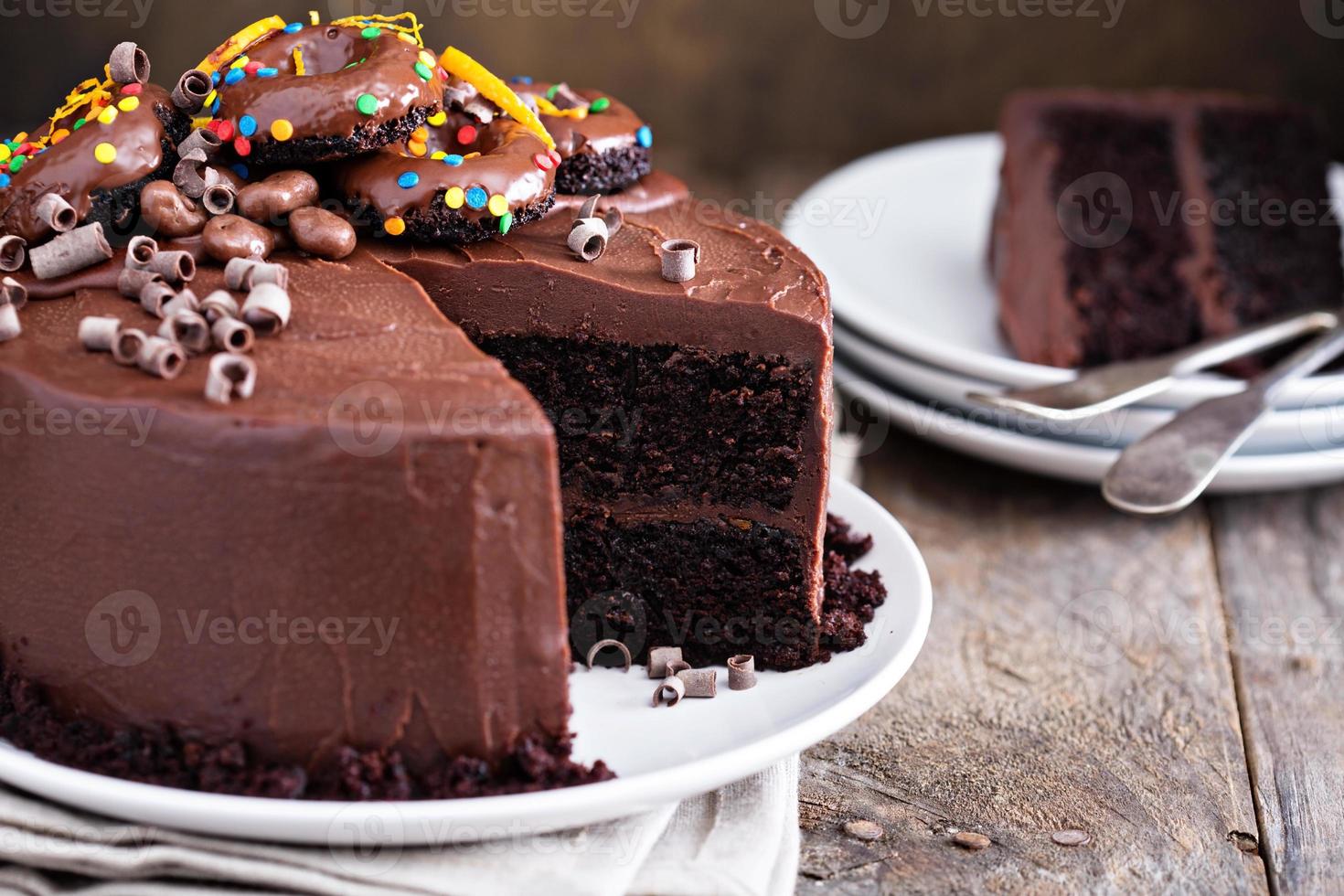 donker chocola taart met ganashe glimmertjes foto