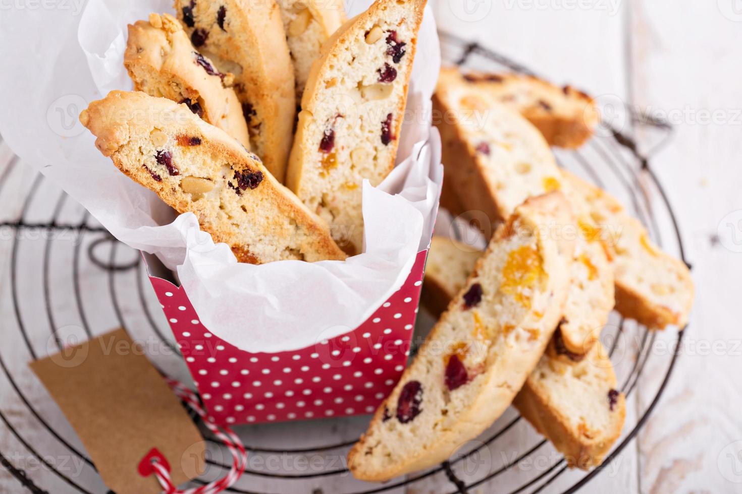 biscotti met gedroogd fruit en pijnboompitten foto