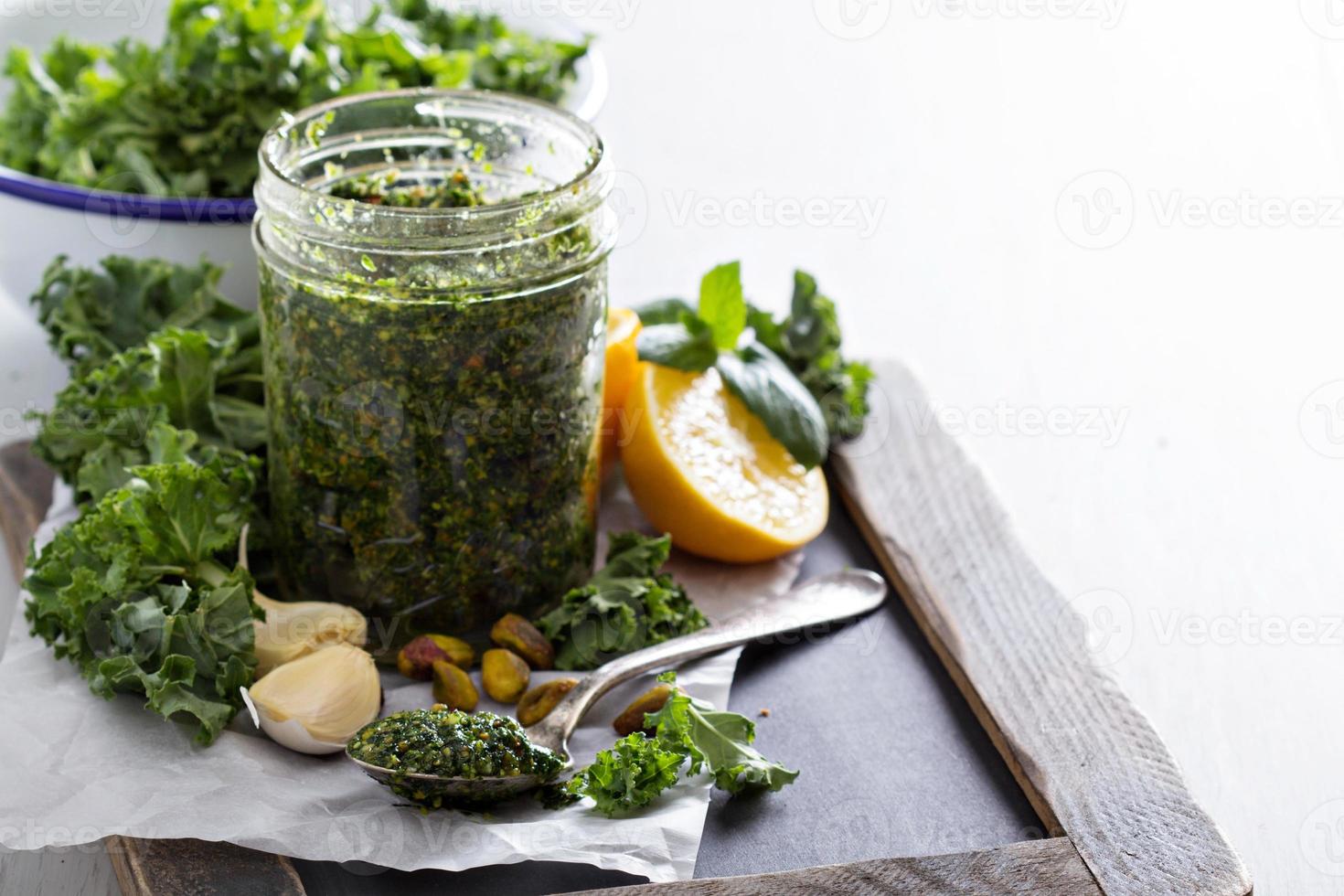 boerenkool pesto met pistachenoten, knoflook en olijf- olie foto