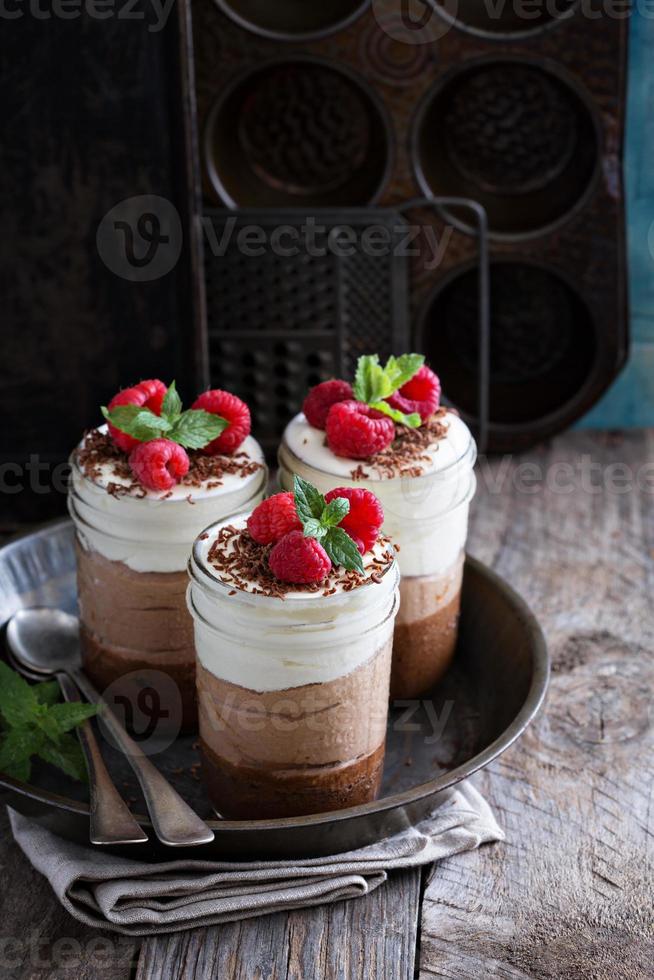 drie chocola mousse toetje in een pot foto