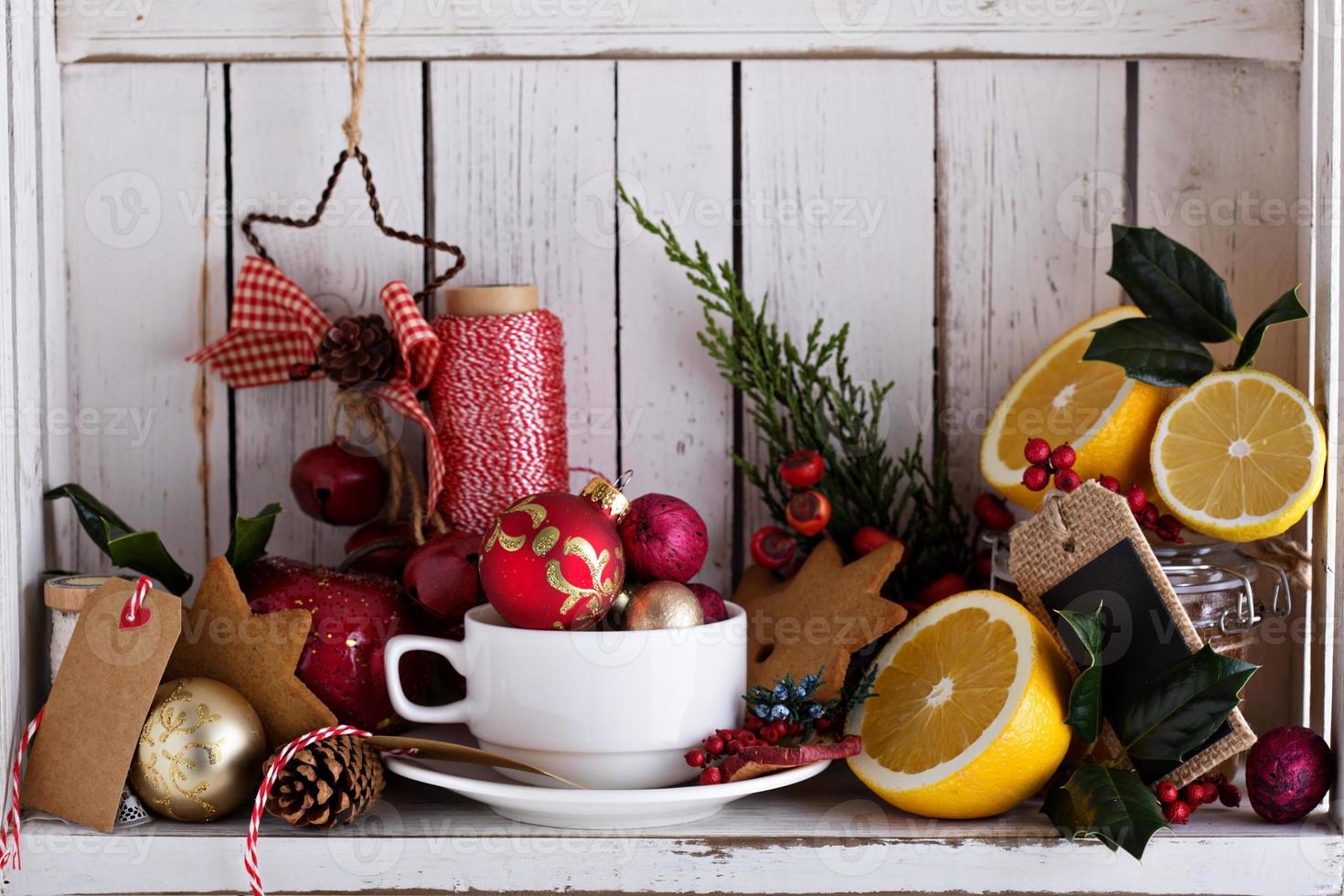 Kerstmis nog steeds leven in een haveloos chique kast foto