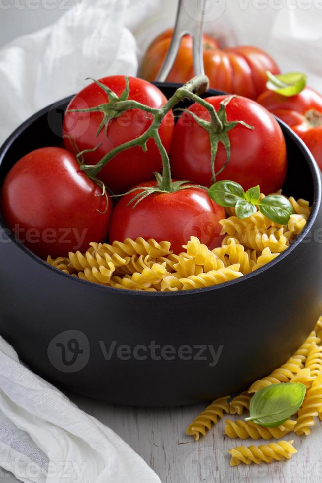 ingrediënten voor tomaat soep met pasta foto