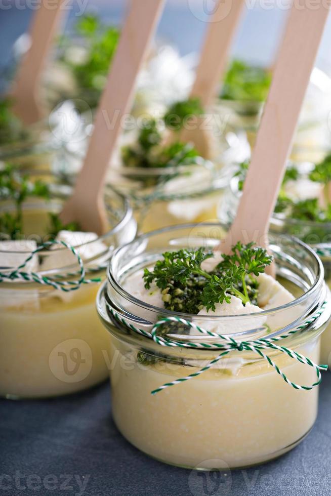 gekookt polenta met feta kaas foto