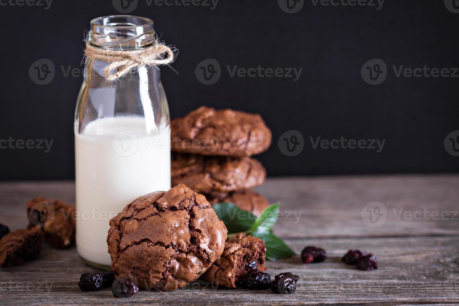 chocola koekjes en melk foto