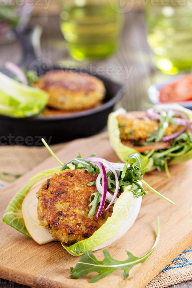 veganistisch hamburgers met quinoa en groenten foto