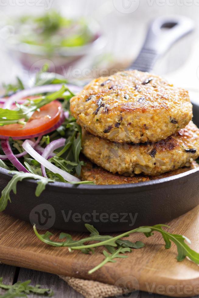 veganistisch hamburgers met quinoa en groenten foto