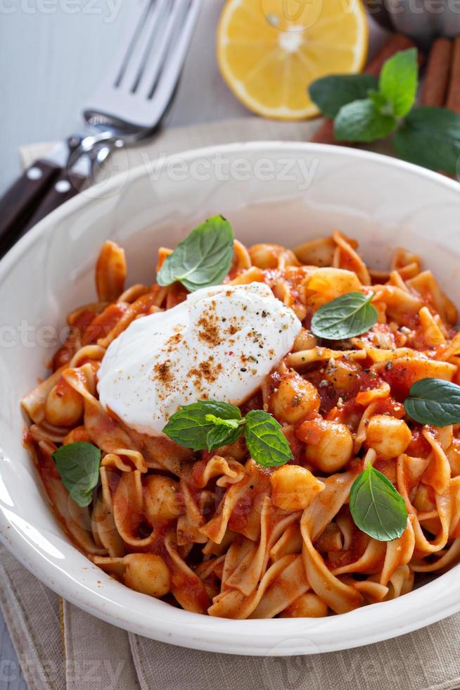 pasta met tomaat saus en kikkererwten foto