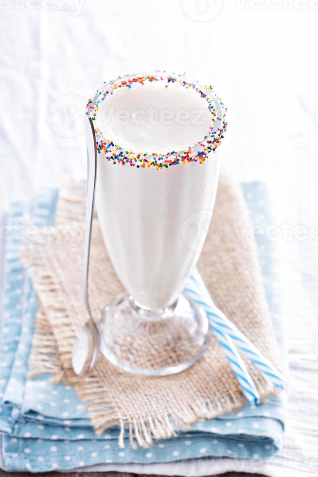 witte chocolademilkshake in hoog glas foto