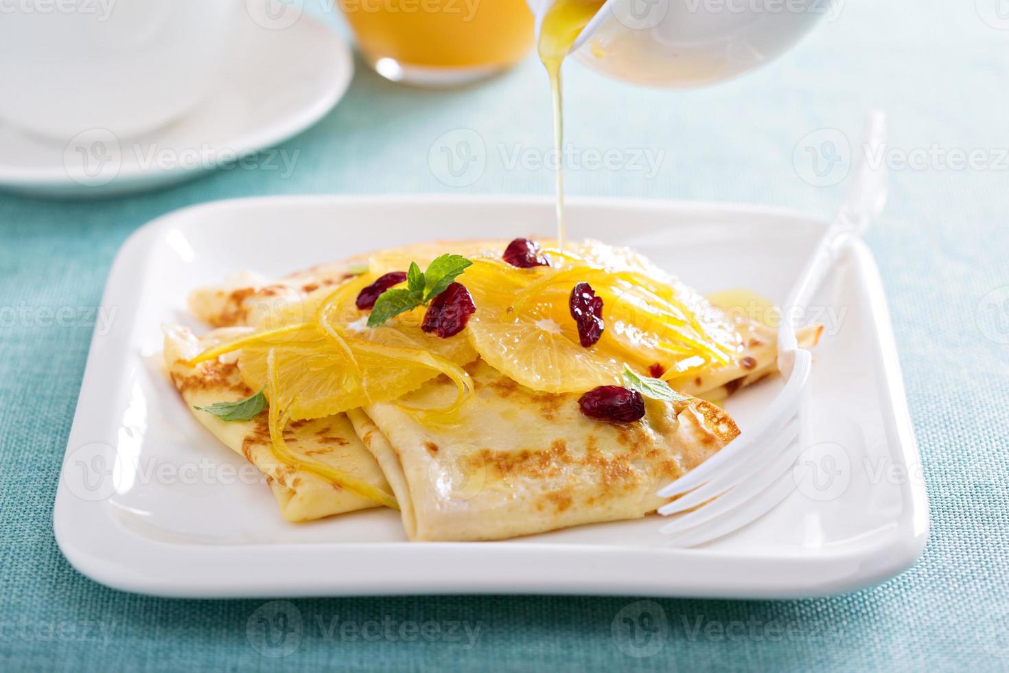 dun pannenkoeken met citrus saus en droog veenbes foto